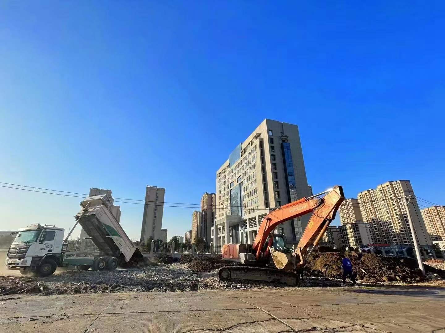 豪家集團承建的政務(wù)花園項目、污水管網(wǎng)項目、CBD公園項目施工中